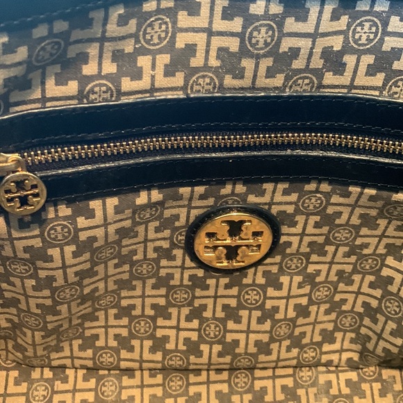 Tory Burch Black Nico East West Leather Tote with Gold Hardware - Picture 12 of 16